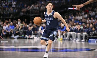 53岁齐达内上海街头踢毽子，与大妈迅速融入展现高球商风采